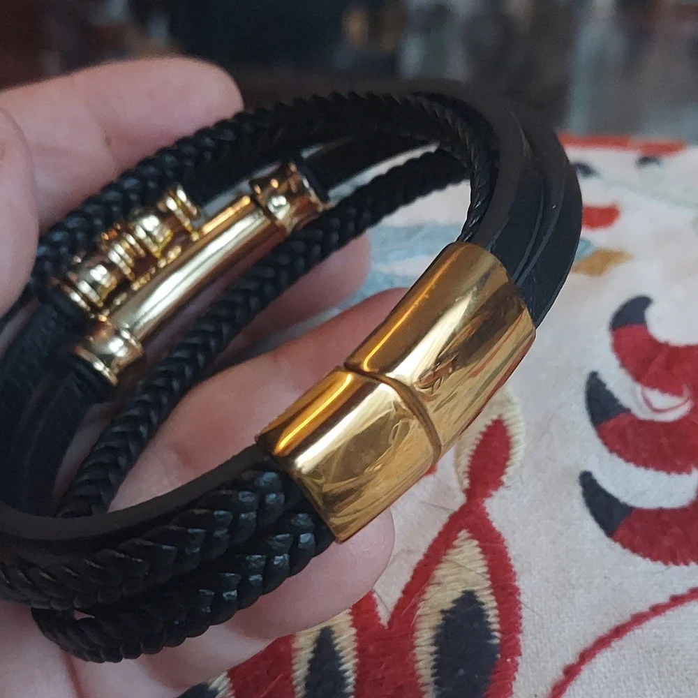🦋NWT Unisex Leather Bracelet 18k GF lock. L.